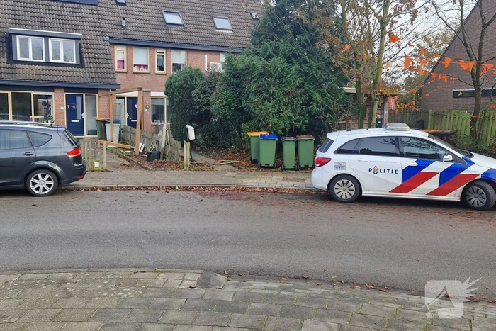 Automobilist schrikt en rijdt tuin in