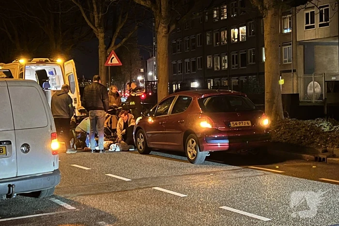 Voetganger geschept door personenauto