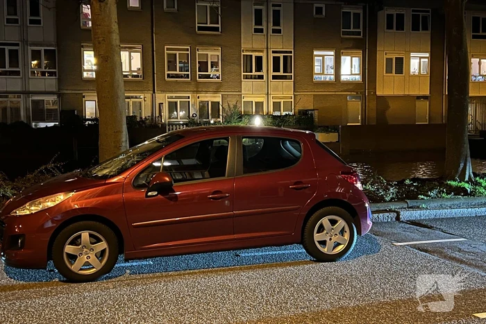 Voetganger geschept door personenauto