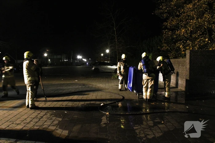 Brandweer blust brandende container
