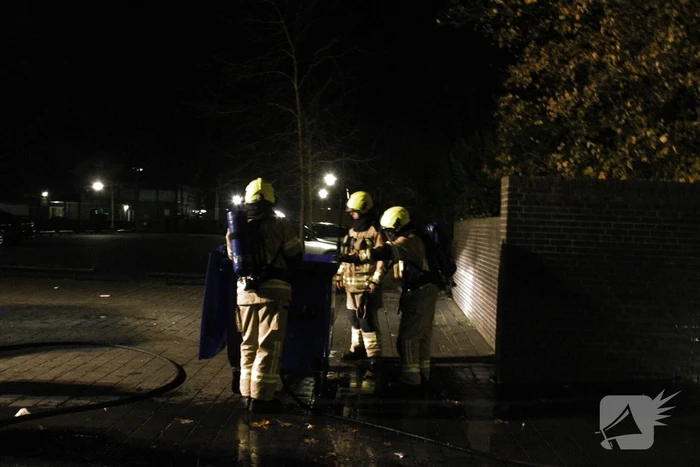 Brandweer blust brandende container