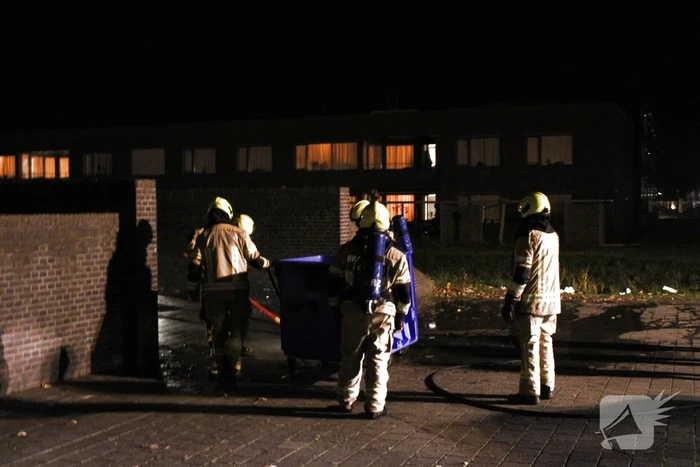 Brandweer blust brandende container