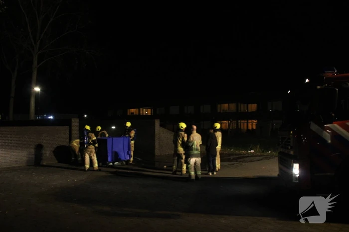 Brandweer blust brandende container