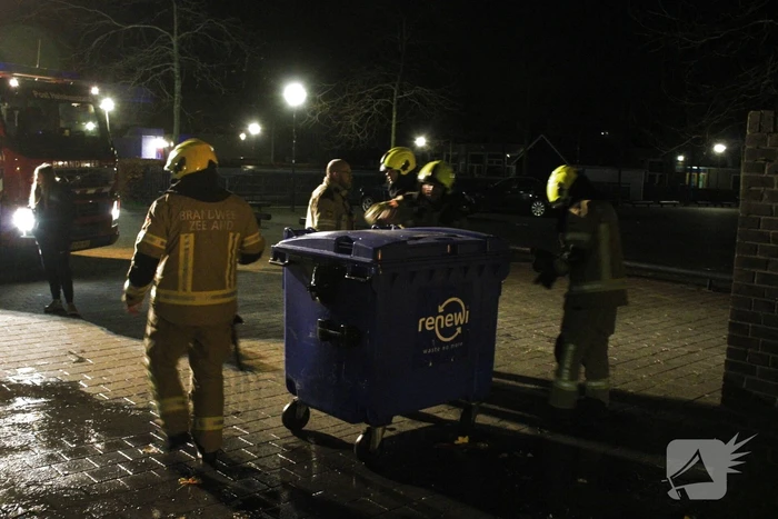 Brandweer blust brandende container