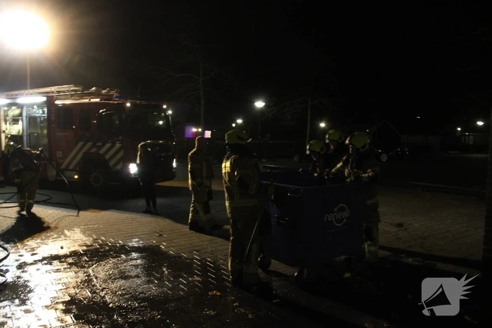 Brandweer blust brandende container