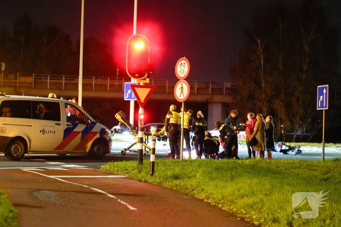 Politiebus schept twee vrouwen op scooter
