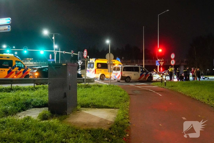 Politiebus schept twee vrouwen op scooter
