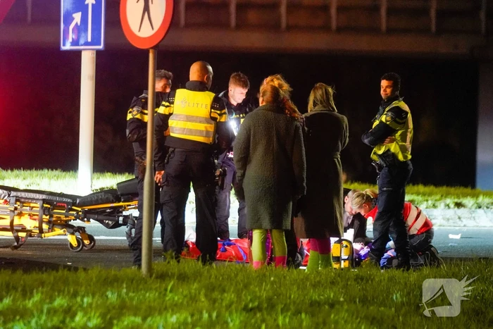 Politiebus schept twee vrouwen op scooter