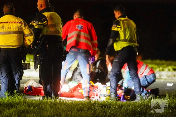Politiebus schept twee vrouwen op scooter