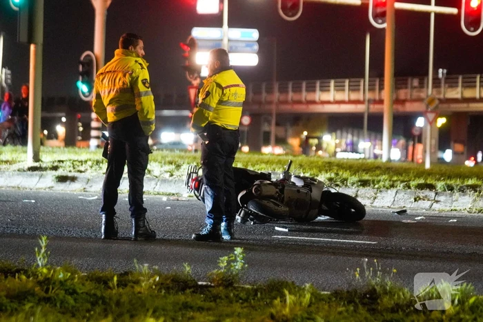 Politiebus schept twee vrouwen op scooter