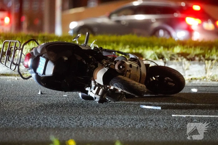 Politiebus schept twee vrouwen op scooter