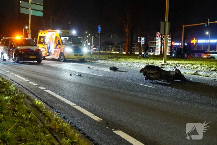 Politiebus schept twee vrouwen op scooter