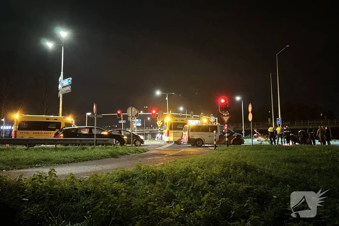 Politiebus schept twee vrouwen op scooter