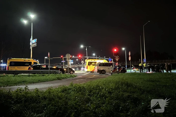 Politiebus schept twee vrouwen op scooter