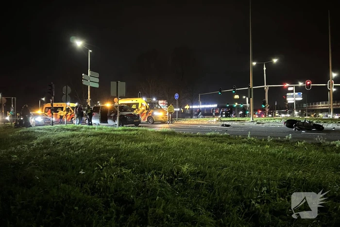 Politiebus schept twee vrouwen op scooter