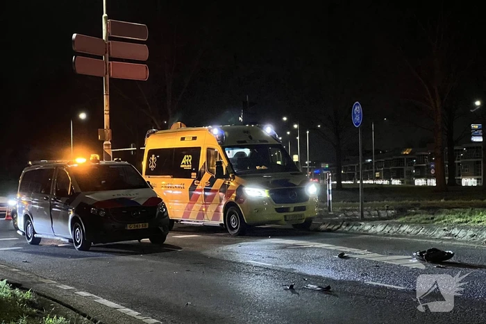 Politiebus schept twee vrouwen op scooter