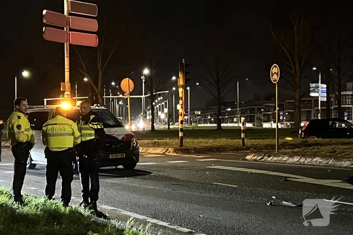 Politiebus schept twee vrouwen op scooter