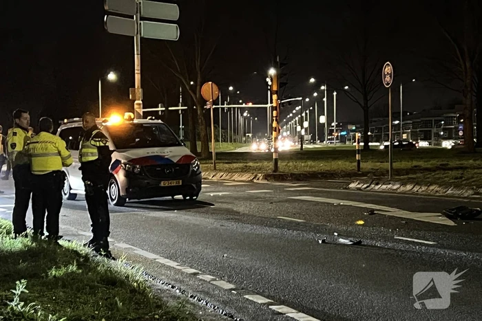 Politiebus schept twee vrouwen op scooter