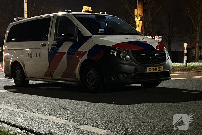 Politiebus schept twee vrouwen op scooter