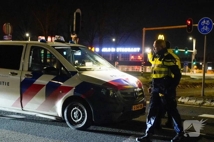 Politiebus schept twee vrouwen op scooter