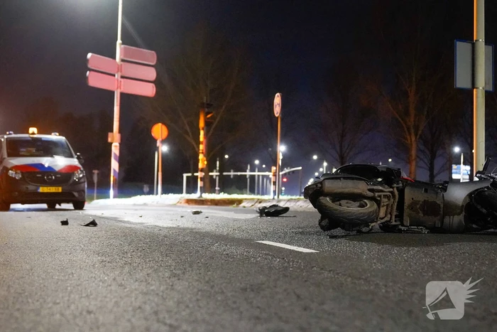 Politiebus schept twee vrouwen op scooter