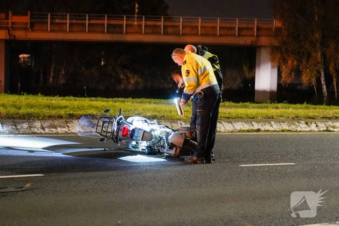 Politiebus schept twee vrouwen op scooter