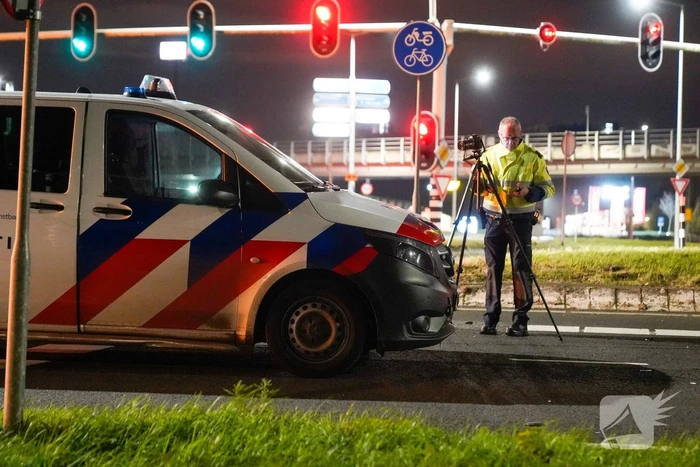 Politiebus schept twee vrouwen op scooter