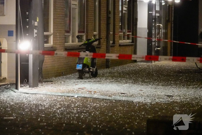 Flinke schade na explosie in portiek