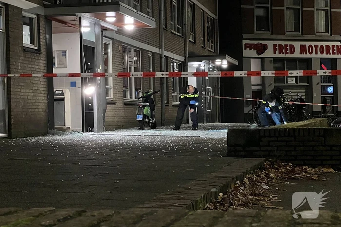Flinke schade na explosie in portiek