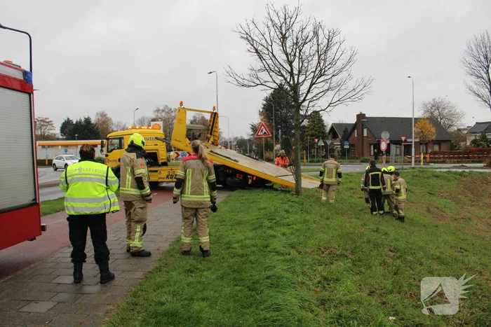 Auto belandt in sloot
