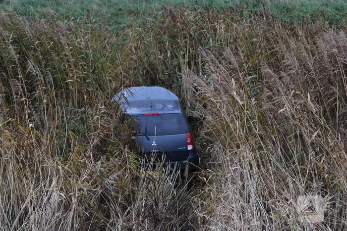 Auto belandt in sloot