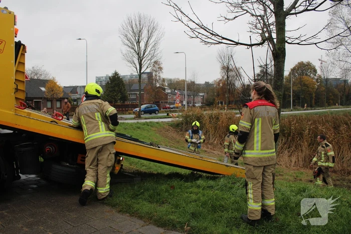 Auto belandt in sloot