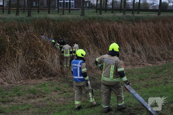 Auto belandt in sloot