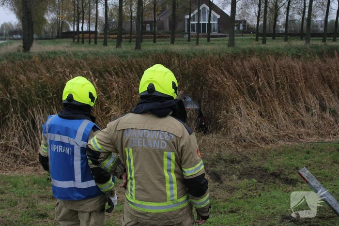 Auto belandt in sloot