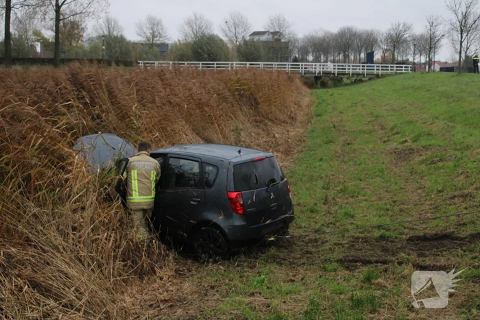 Auto belandt in sloot