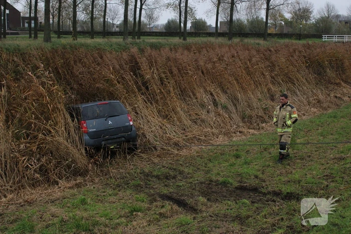 Auto belandt in sloot