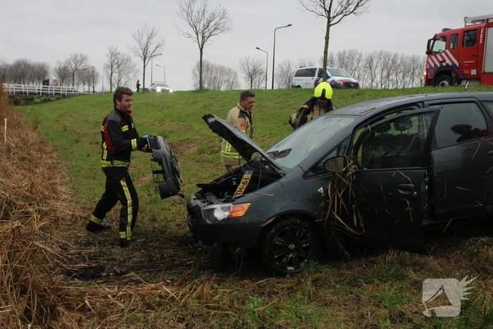 Auto belandt in sloot