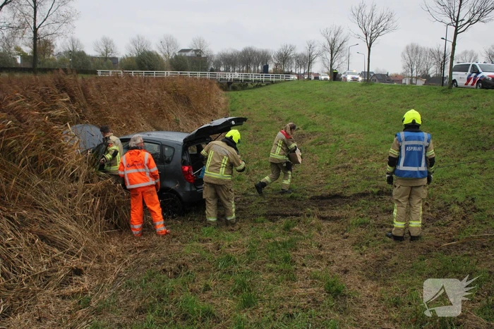 Auto belandt in sloot