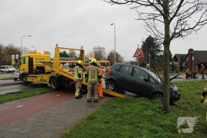 Auto belandt in sloot