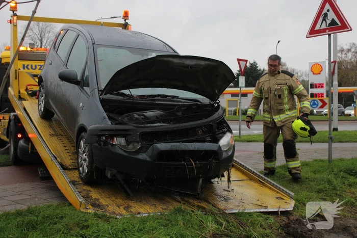 Auto belandt in sloot