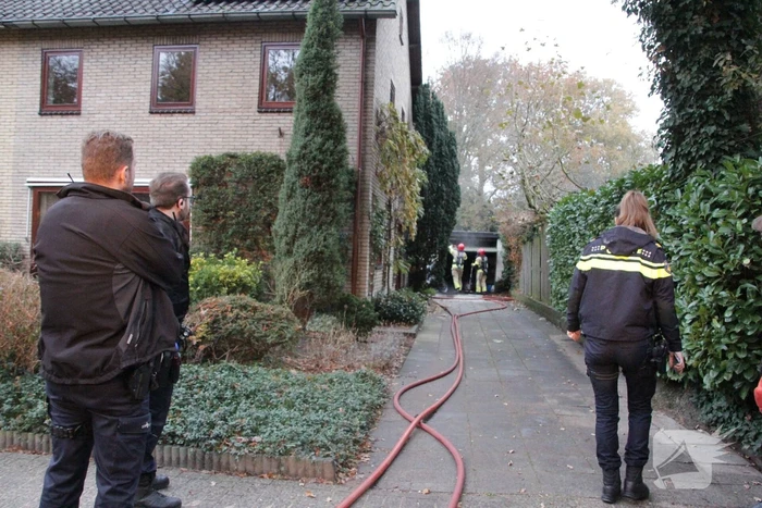 Motor in brand in garage van woning