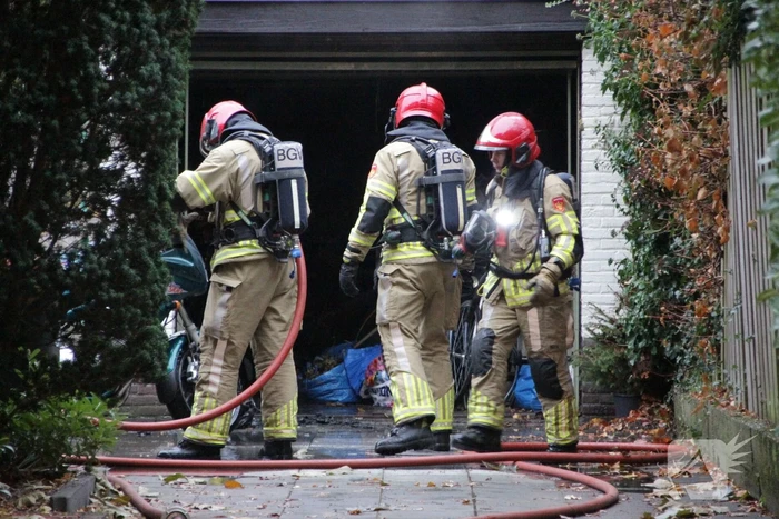 Motor in brand in garage van woning
