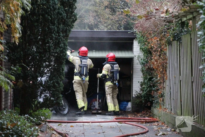 Motor in brand in garage van woning