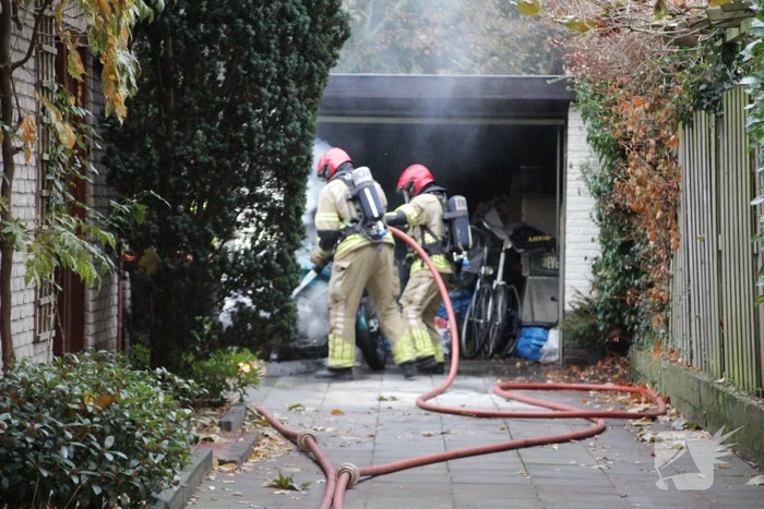 Motor in brand in garage van woning