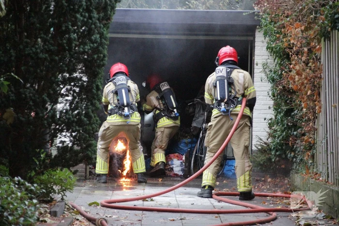 Motor in brand in garage van woning