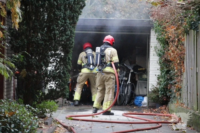 Motor in brand in garage van woning