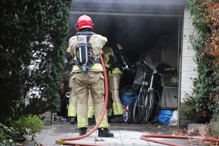 Motor in brand in garage van woning