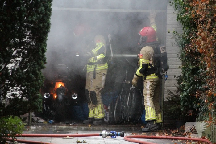 Motor in brand in garage van woning