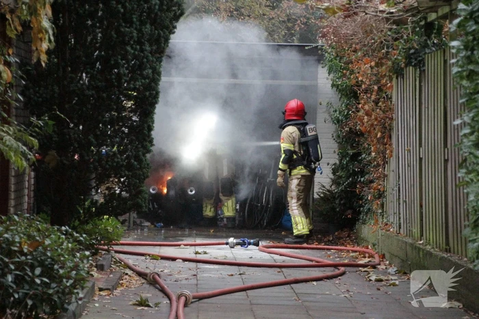 Motor in brand in garage van woning
