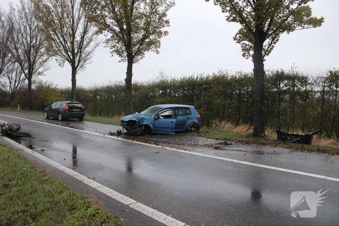 Ravage nadat auto op boom botst